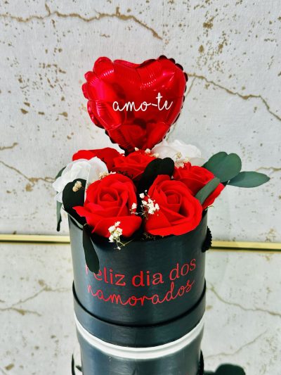 Caixa preta com rosas de sabão e balão